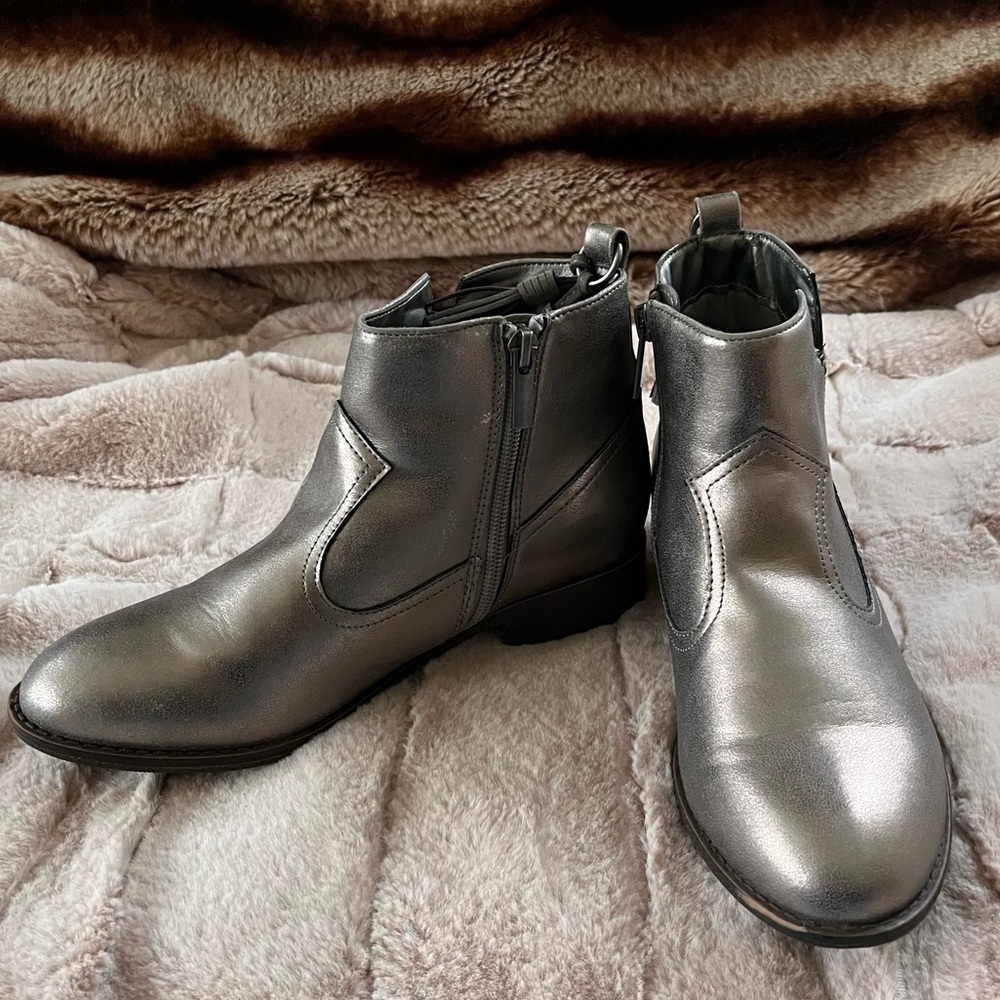 Kidpik Silver Booties Back Zipper with Tassel- Size 5